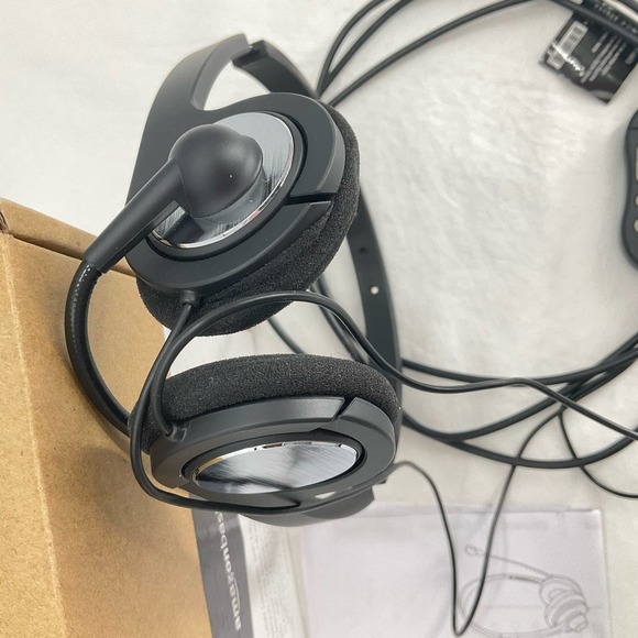 amazonbasics. USB Headset with Mic and Mute Option, Black - Picture 5 of 5